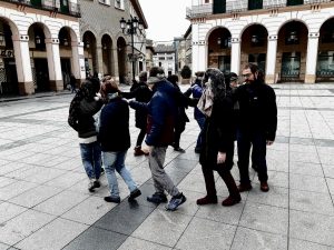 Lee más sobre el artículo LA ORUGA QUE DA VUELTAS Y VUELTAS